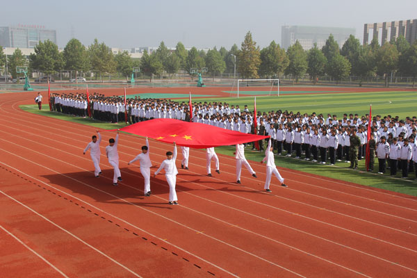 我院舉行2015級(jí)新生軍訓(xùn)匯報(bào)表演暨“開元獎(jiǎng)學(xué)金”頒獎(jiǎng)表彰大會(huì)